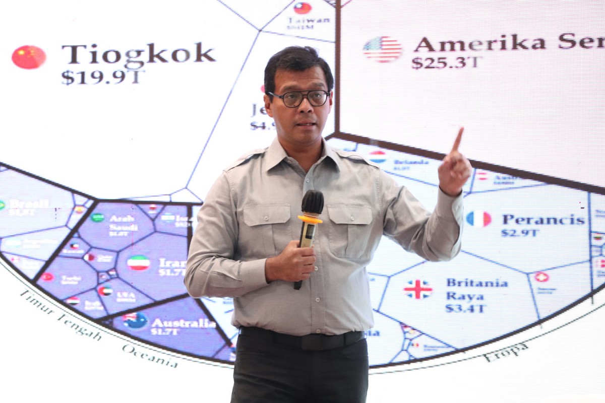 Gubernur Lemhanas Andi Widjajanto saat jadi pembicara dalam Studium Generale 2022-2023  seri kelima yang digelar Ubaya (Foto: Elen for jatimnow.com)