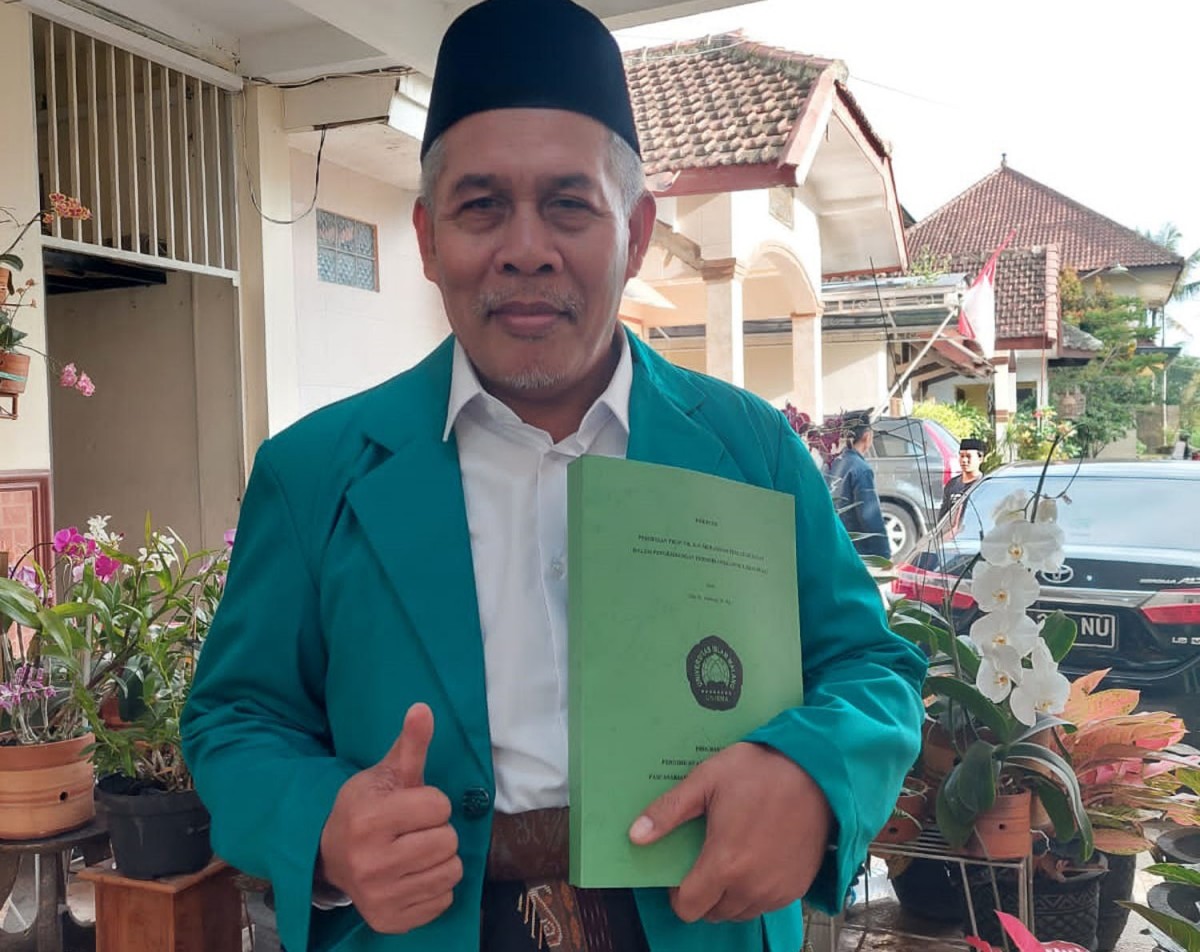 Kiai Marzuki Mustamar usai mengikuti ujian disertasi doktoral di Kampus UNISMA (Foto: Dok. H. Mujib/jatimnow.com)