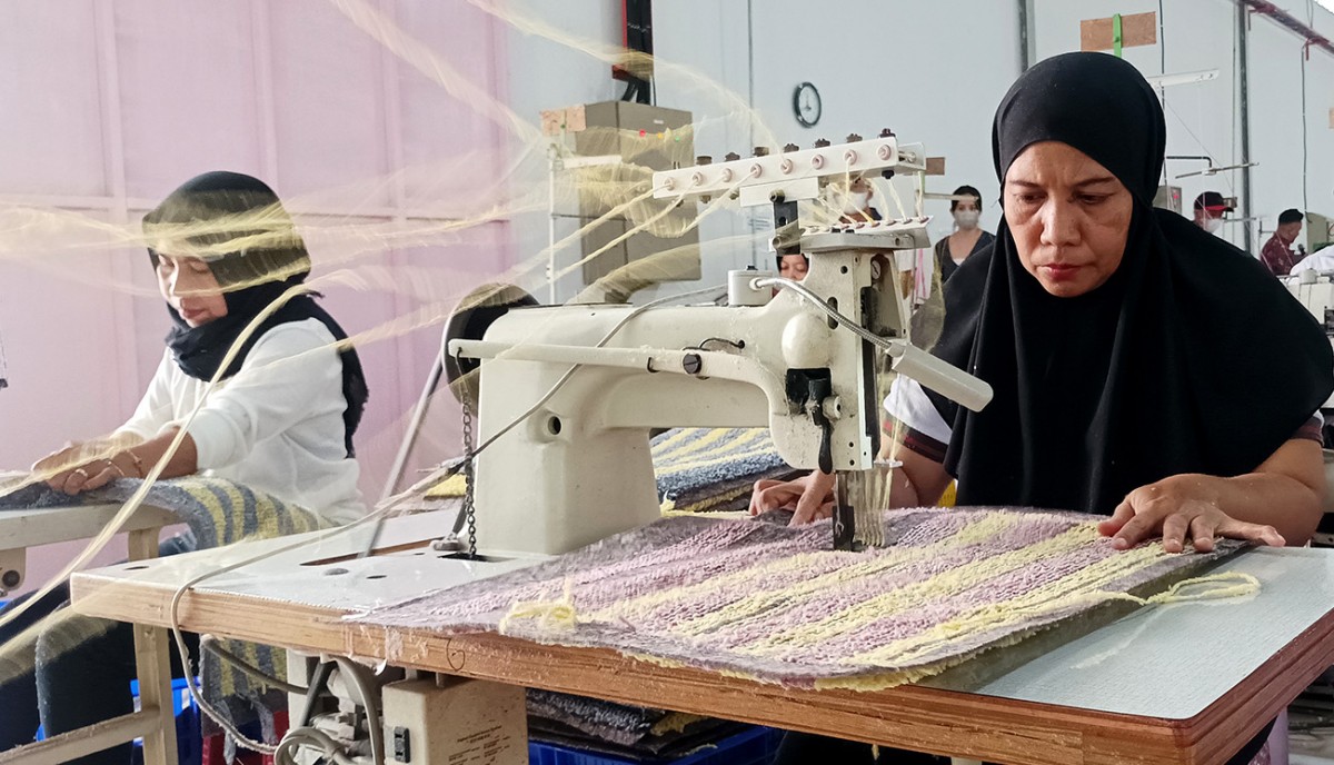 Para pekerja di PT Klinko Karya Imaji, sedang memproduksi alat kebersihan dari bahan daur ulang (Foto: Sahlul Fahmi/jatimnow.com)