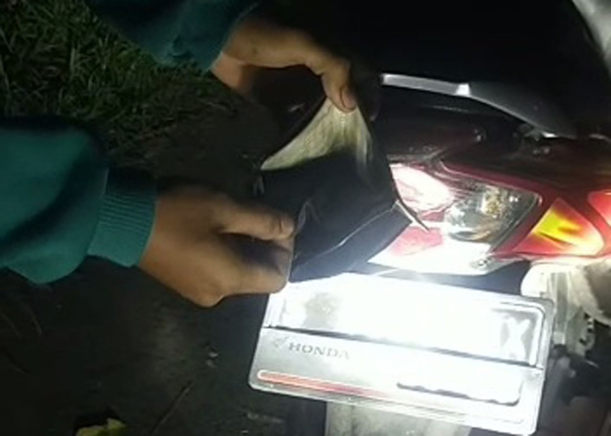 Warga menunjukkan dompet korban dan motor korban yang gagal digondol pelaku (Foto: Suwarno for jatimnow.com)