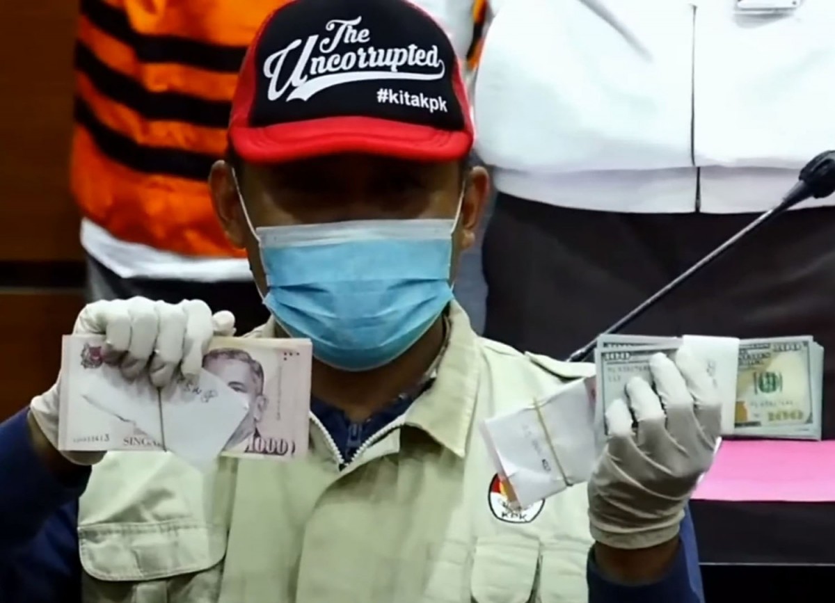 Penyidik KPK menunjukkan uang tunai yang disita dalam kasus suap melibatkan Wakil Ketua DPRD Jatim Sahat Tua Simanjuntak (Foto: Tangkapan layar video YouTube KPK)