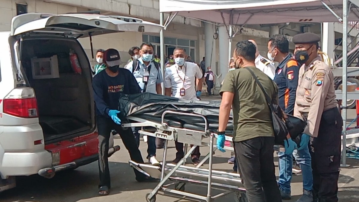 Jenazah kru kapal pesiar MS Genting Dream saat divekuasi. (Foto: Rama Indra/jatimnow.com)