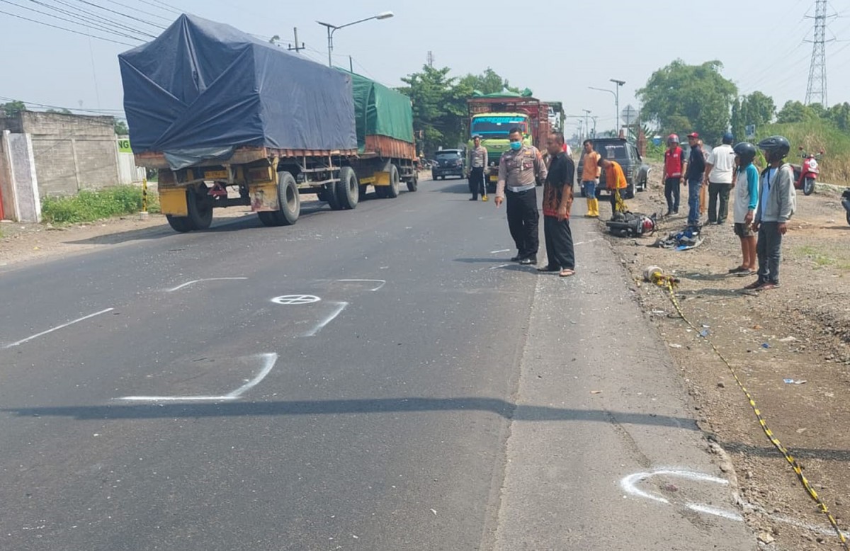Petugas Unit Laka Satlantas Polres Mojokerto Kota saat olah TKP (Foto: Humas Polres Mojokerto Kota for jatimnow.com)