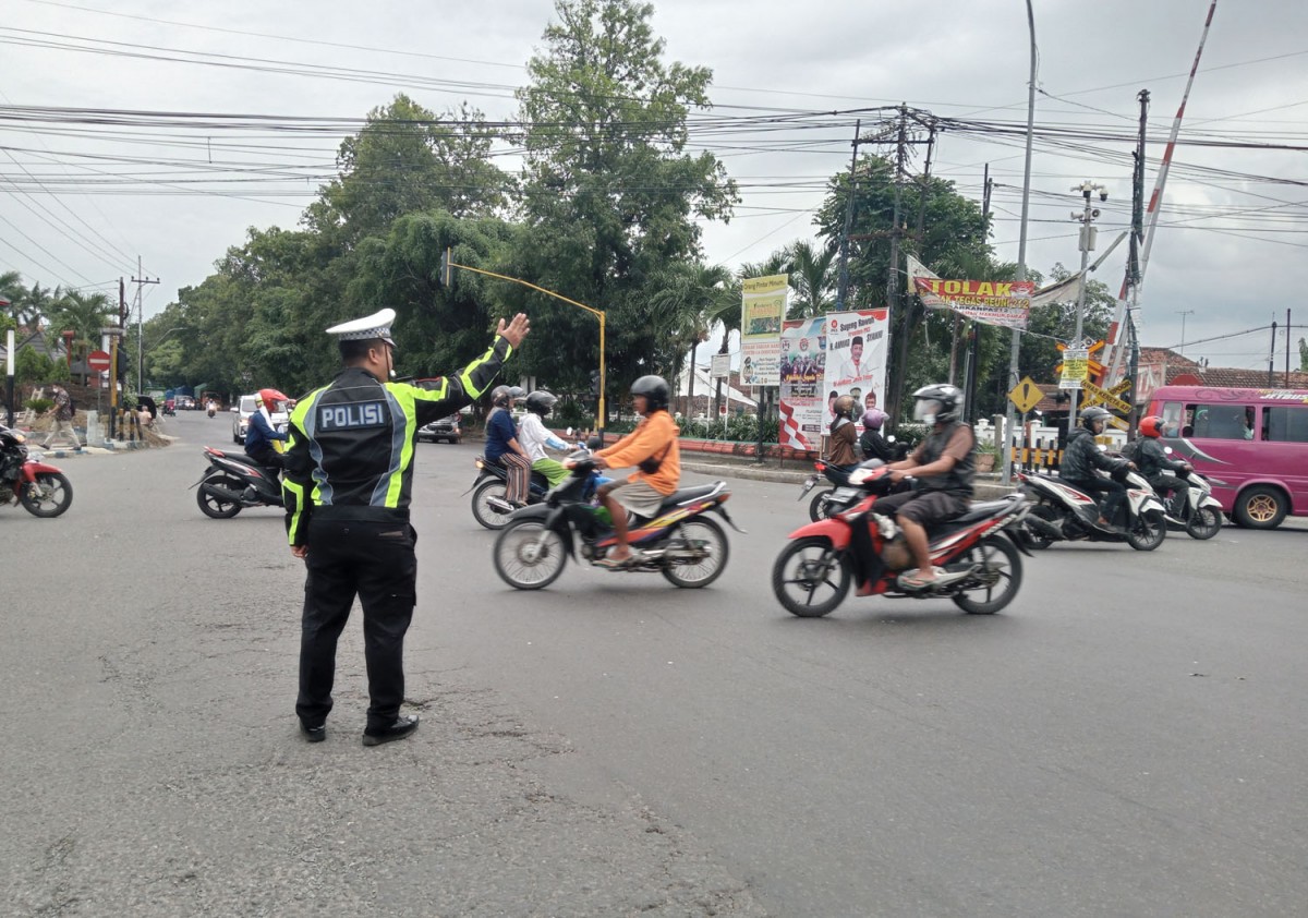 Polisi mengatur arus lalu lintas di simpang empat Jalan Wakhid Hasyim Jombang (Foto: Elok Pribadi/jatimnow.com)