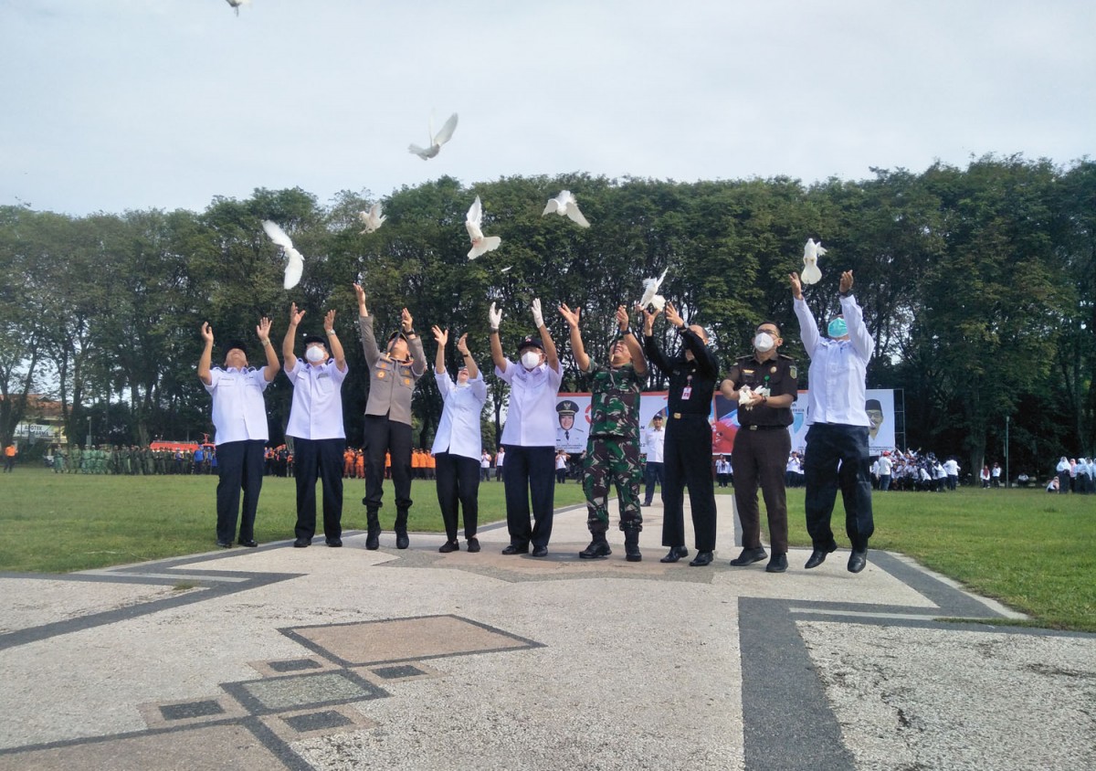 Ketua PMI Jatim bersama Bupati Bojonegoro dan jajaran forkopimda saat melepas burung merpati tandai launching bank data darah (Foto: Misbahul Munir/jatimnow.com)