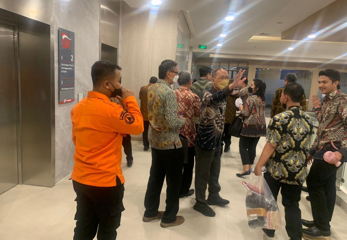 10 Menit Kepanikan Saat 13 Orang Terjebak dalam Lift Gedung OJK di Surabaya