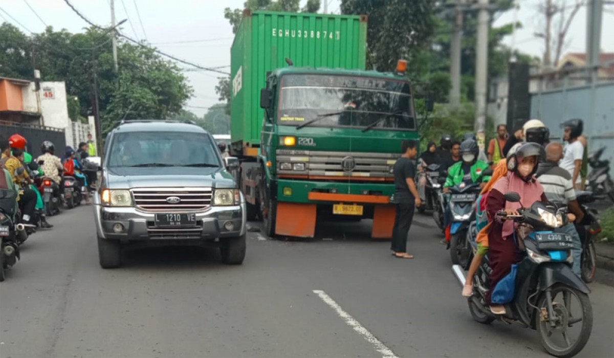 Lokasi kecelakaan yang menyebabkan pelajar asal Surabaya kaki kirinya remuk. (foto: Unit Gakkum Polresta Sidoarjo for Jatimnow for jatimnow.com)