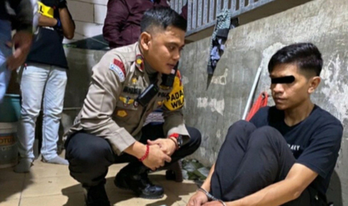 Tersangka Wahyu Christian saat diamankan di Polsek Dukuh Pakis. (foto: Polsek Dukuh Pakis for jatimnow.com).