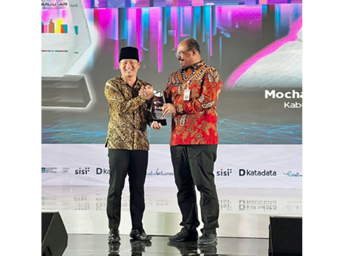 Bupati Trenggalek, Mochamad Nur Arifin (Mas Ipin) saat menerima penghargaan (Foto-foto: Kominfo Trenggalek)