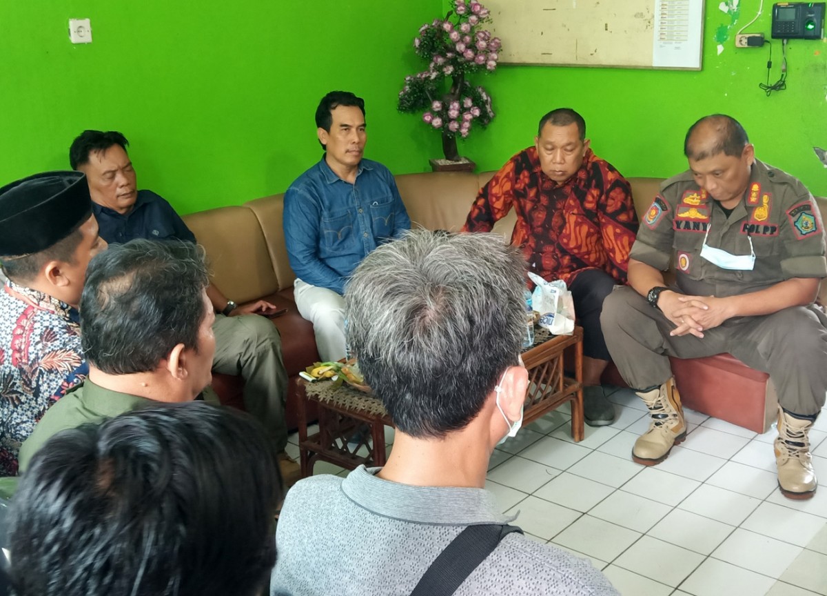 Mediasi pengelola pssar, dinas dan pedagang di kantor Pasar Larangan, Senin (19/12/2022). (foto: Zainul Fajar/jatimnow.com)