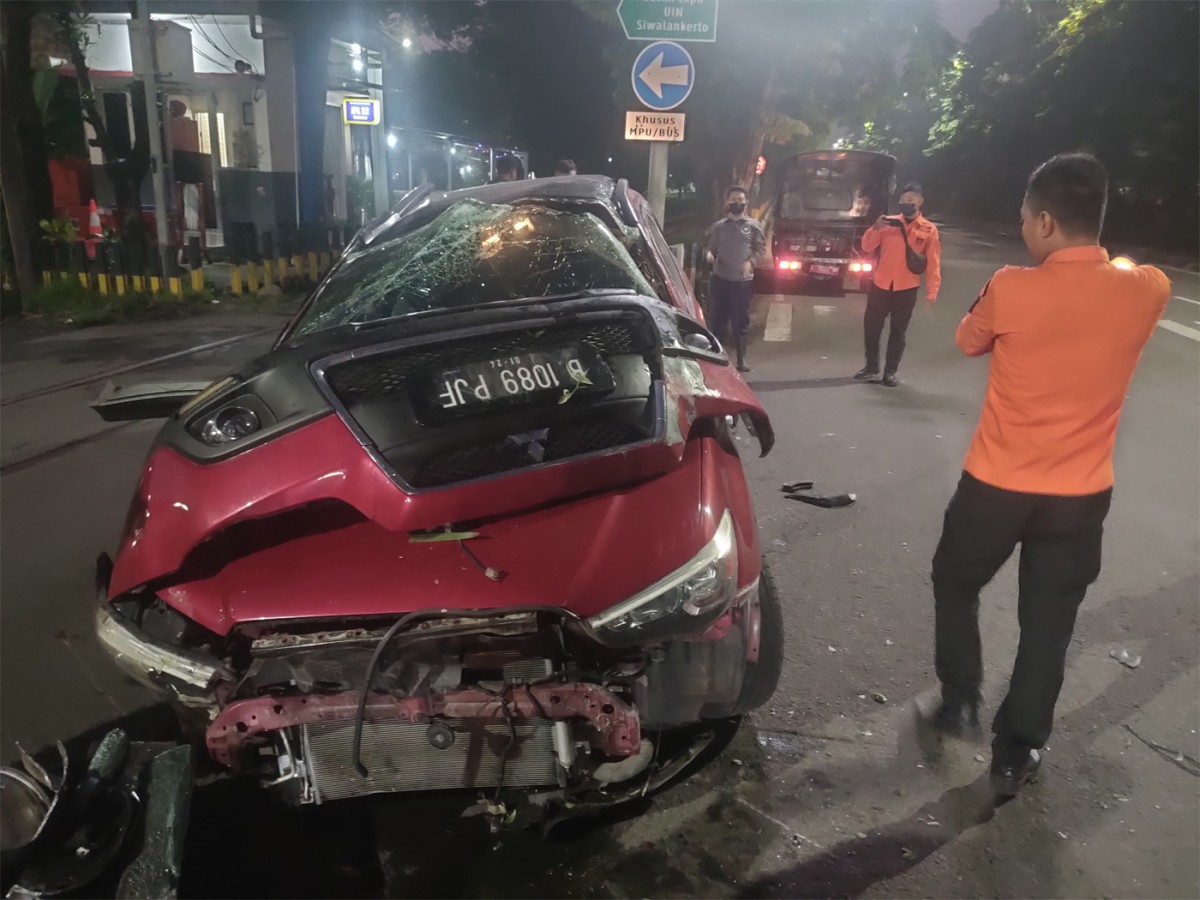 Pengemudi Ngantuk, Mitsubishi Outlander Ringsek di Surabaya