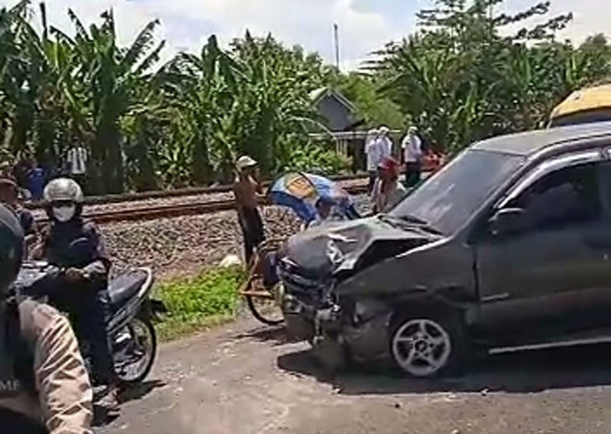Mobil dinas polisi tabrak dua motor di Jombang (Foto: Satlantas Polres Jombang)