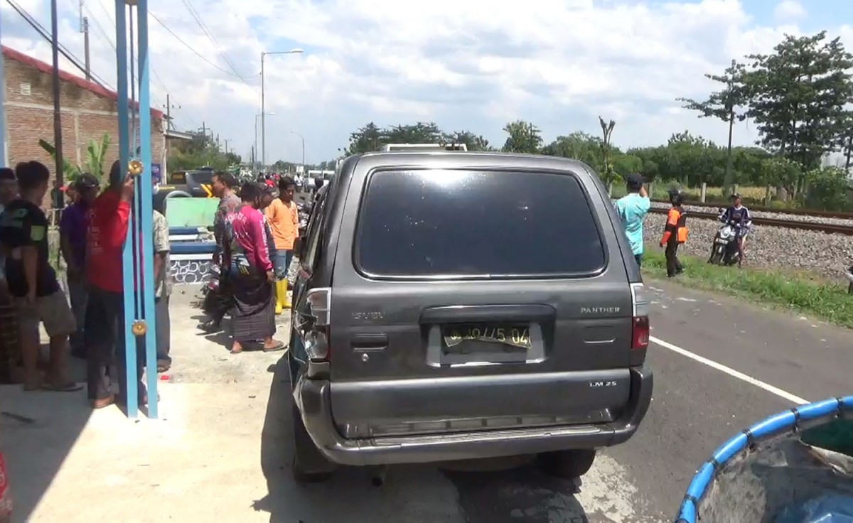 Mobil dinas polisi yang menabrak dua motor di Jombang (Foto: Elok Pribadi/jatimnow.com)