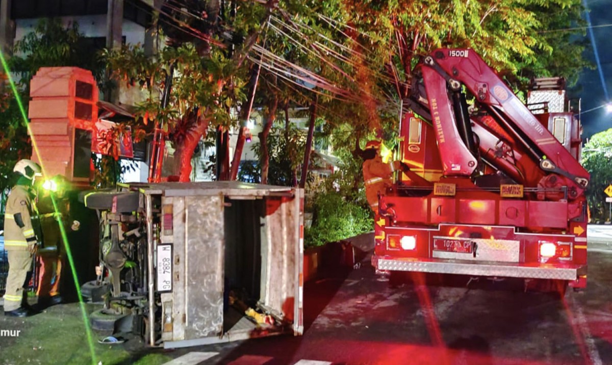 Proses evakuasi pikap bermuatan daging sapi yang terbalik di Surabaya (Foto: BPBD Surabaya for jatimnow.com)