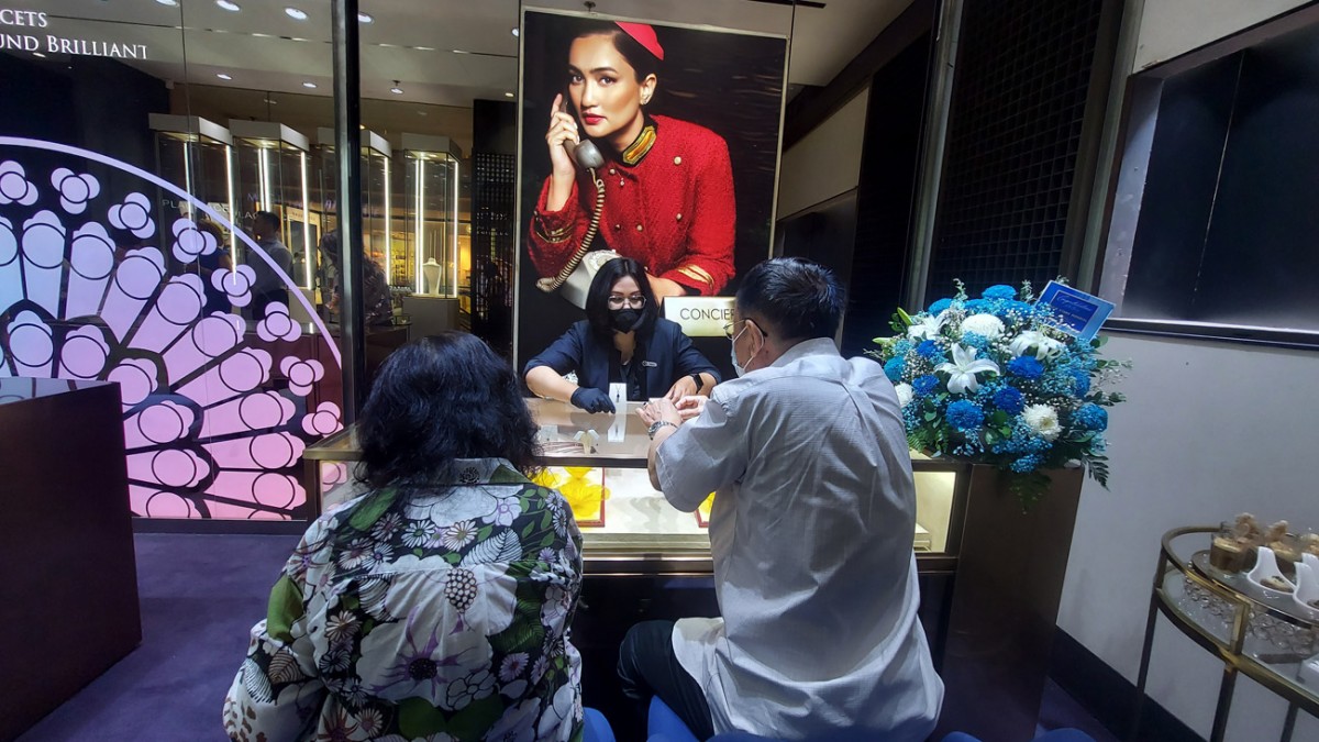 Mondial menghadirkan signature collections saat pembukaan di TP 4 Surabaya. (foto-foto: CMK for jatimnow.com)