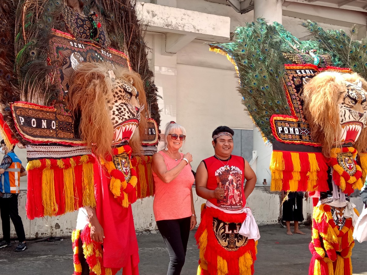 Wisatawan asing menikmati momen saat cruise MV Viking Mars sandar di Pelabuhan Tanjung Perak, Surabaya. (foto: Rama Indra/jatimnow.com)