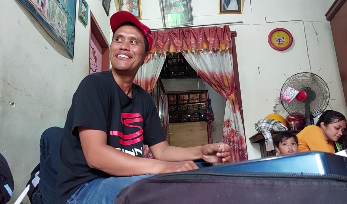 Sudarsono, musisi dangdut Lamongan di sela aktivitasnya berlatih musik (Foto: Adyad Ammy Iffansah/jatimnow.com)