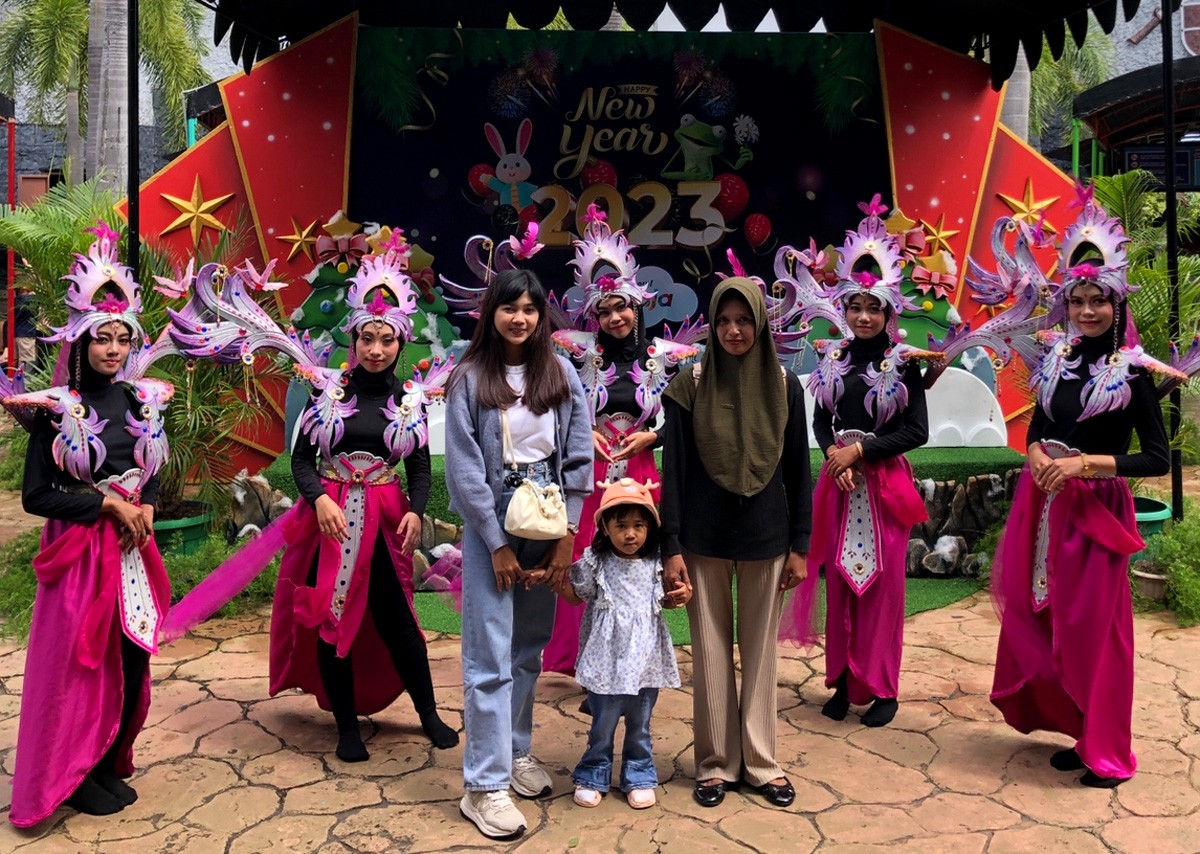 Pengunjung saat menikmati suguhan di wisata Goa Maharani dan Zoo Lamongan. (Foto : Adyad Ammy Iffansah/jatimnow.com)