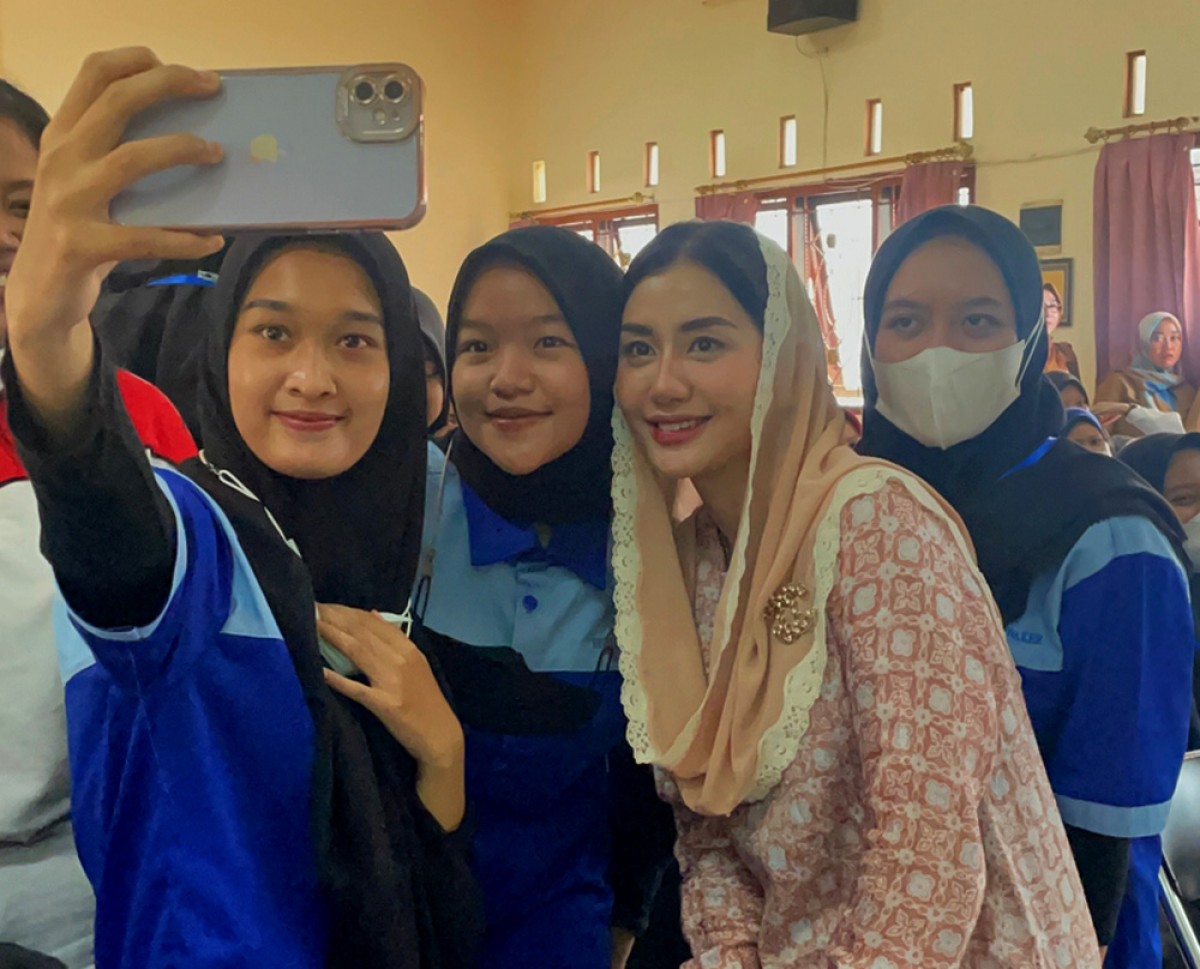 Presiden Komisaris Uprintis Indonesia, Novita Hardini berfoto bersama di sela talkshow Womenclusy 2022. (Foto: Kominfo Trenggalek for jatimnow.com)