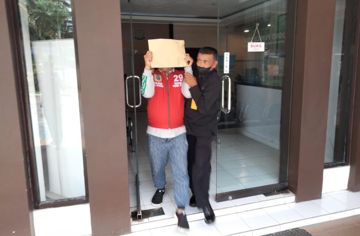 SF, Perencana Pembangunan Kantor Kemenag Kota Pasuruan saat hendak dijebloskan ke penjara oleh kejaksaan (Foto: Kumas Kajari Kota Pasuruan)