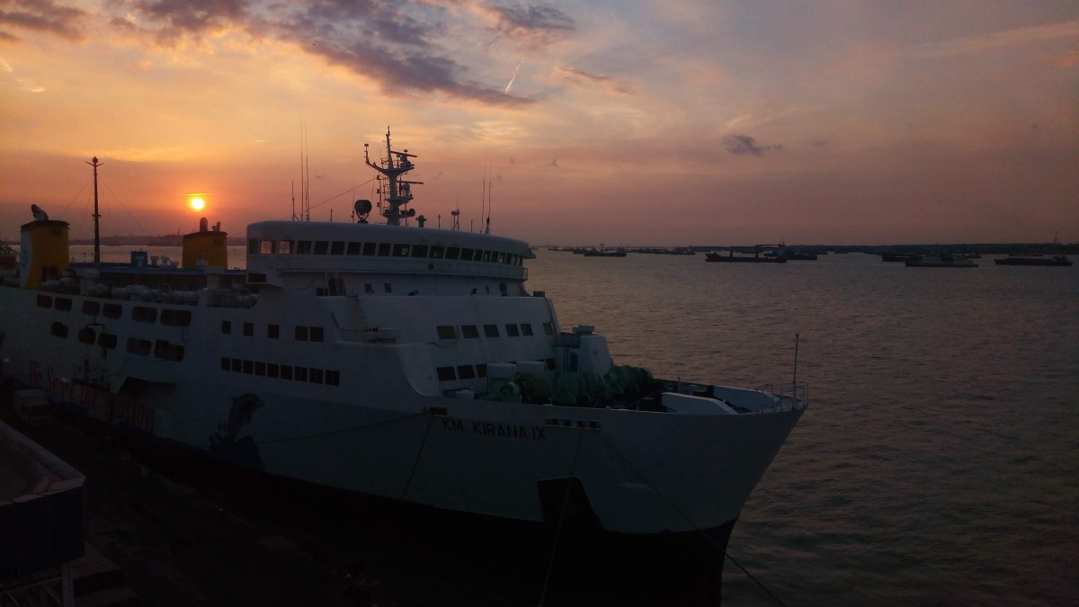 Sunset di Surabaya North Quay bisa menjadi opsi liburan Nataru. (foto: Rochman Arief/jatimnow.com)