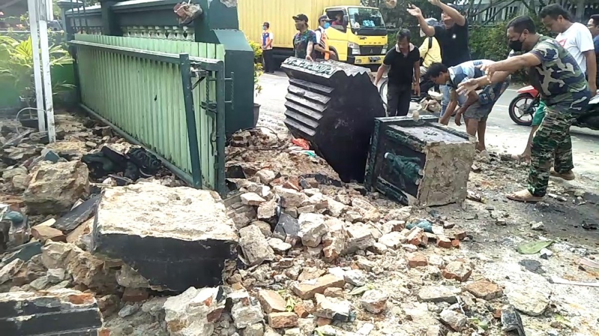 Pagar Koramil Boureno yang hancur setelah ditabrak truk. (Foto: Misbahul Munir/jatimnow.com)