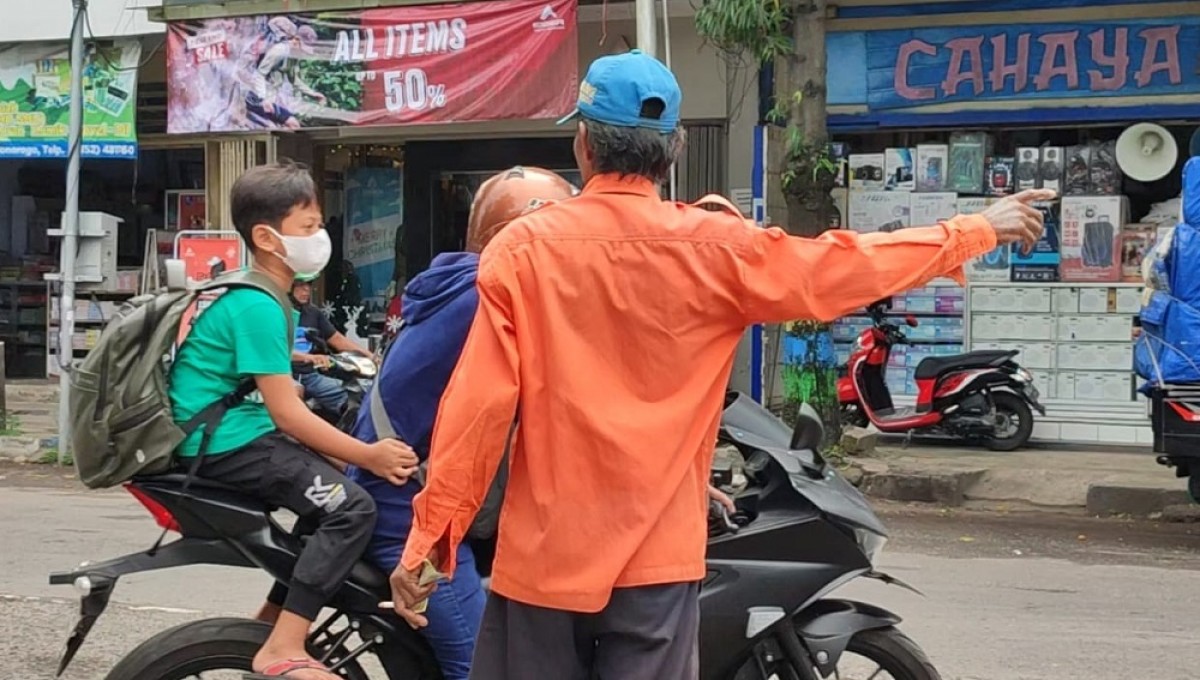 ilustrasi. Parkir di pinggir jalan Ponorogo yang PAD-nya rendah. (Foto: Ahmad Fauzani/jatimnow.com)