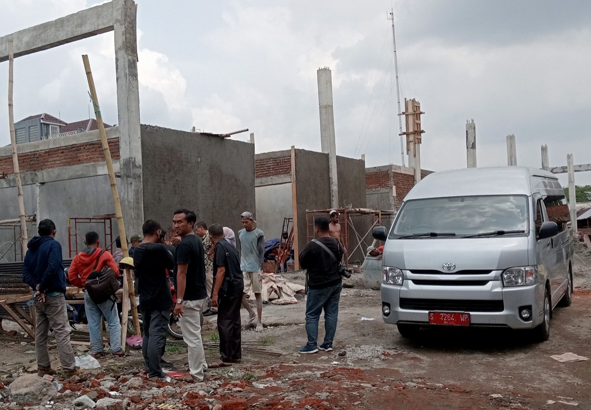 Bangunan Pasar Pon mendapat sorotan lantaran tidak rampung sesuai waktu yang ditentukan. (foto: Elok Aprianto/jatimnow.com)