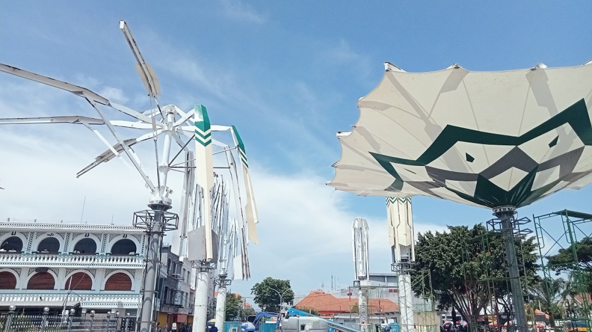 Salah satu kondisi payung Madinah yang tidak bisa mengembang. (Foto: Moch Rois/jatimnow.com)