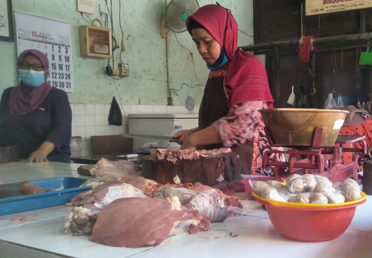Pedagang daging ayam di pasar tradisional Bojonegoro. (Foto: Misbahul Munir/jatimnow.com)