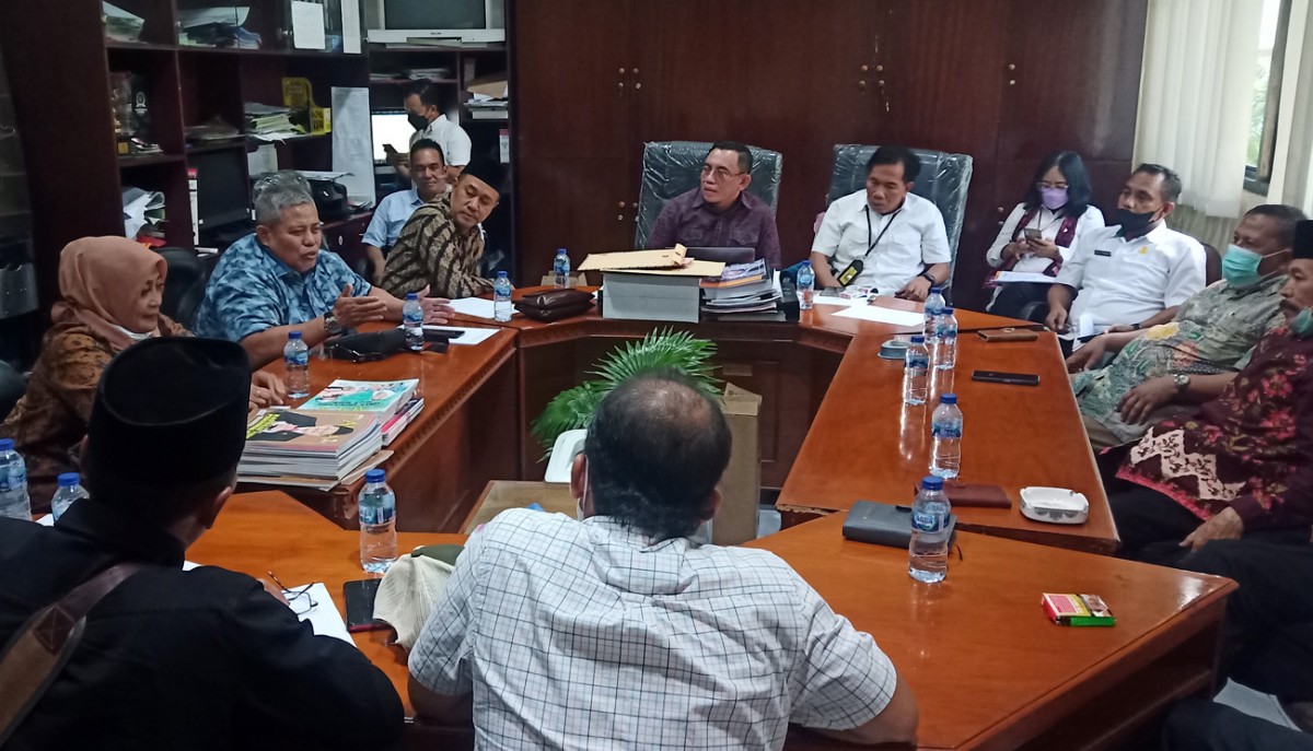 Komisi B DPRD Sidoarjo saat menggelar hearing dengan Paguyuban Pemotong Unggas Pasar Sepanjang. (foto: Zainul Fajar/jatimnow.com)