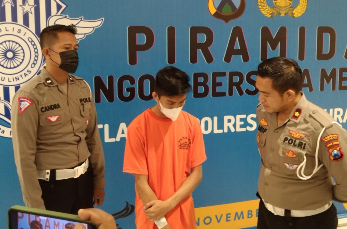 Pengemudi mobil Jazz ditetapkan sebagai tersangka atas kasus kecelakaan tunggal di Surabaya (Foto: Fahrizal Tito/jatimnow.com)