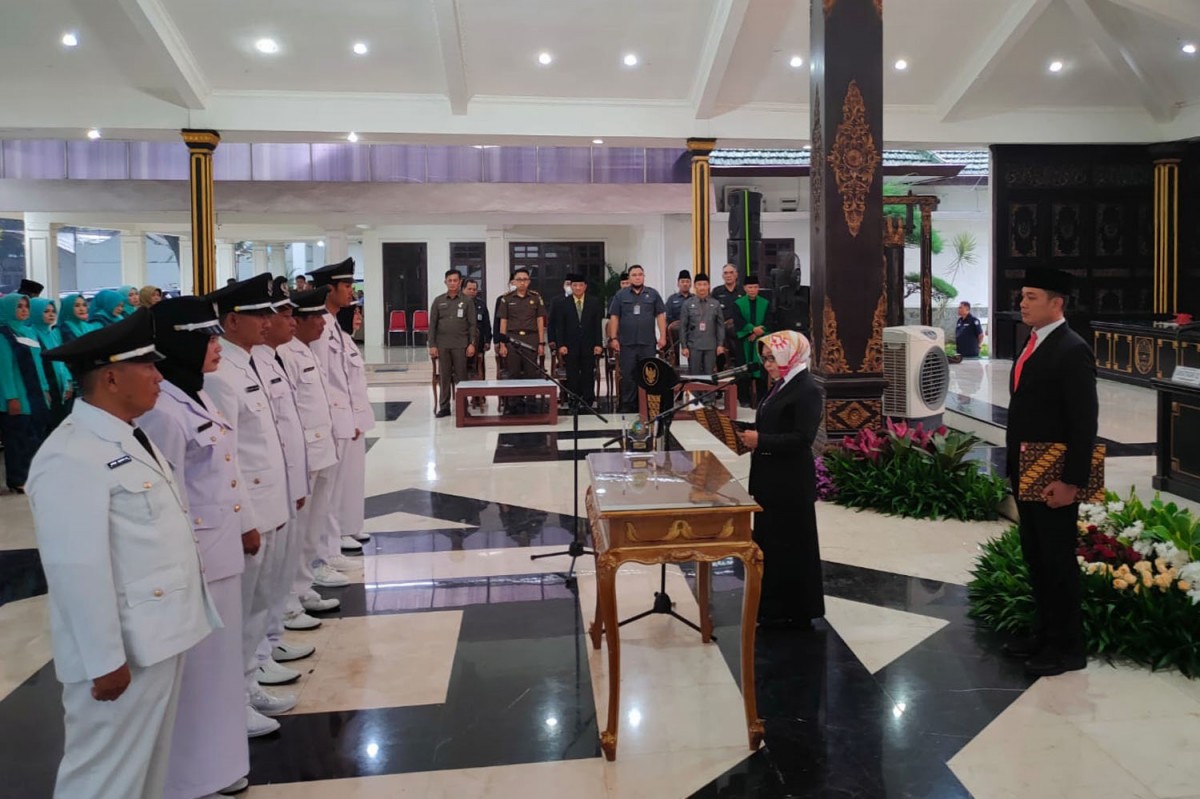 Lantik 7 Kades di Jombang, Mundjidah Tekankan Soal Pelayanan Terbaik untuk Warga