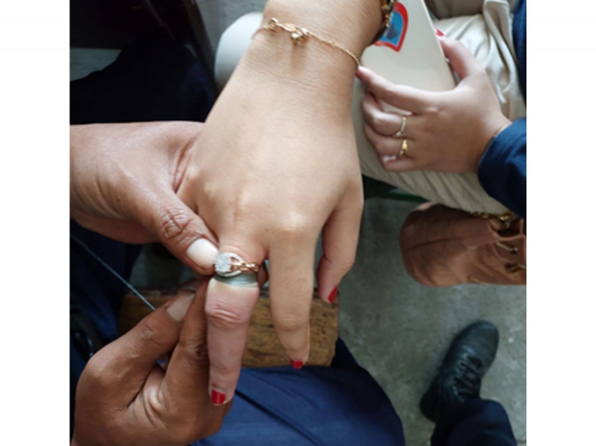 Jari Gadis Cantik di Lamongan Terjebak Cincin, Lega Usai Datangi Damkar