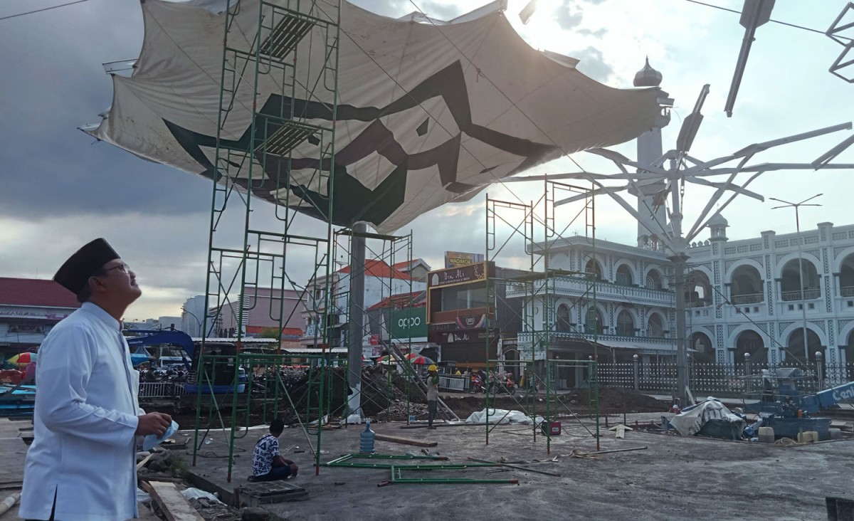 Wali Kota Pasuruan Saifullah Yusuf (Gus Ipul) saat meninjau pengerjaan Payung Madinah (Foto: Moch Rois/jatimnow.com)