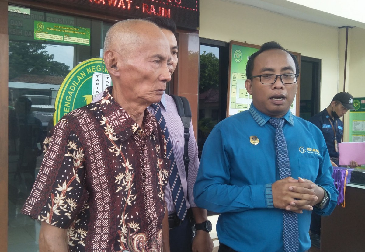 Penggugat, Marman (kiri) dan kuasa hukumnya Nur Aziz (Foto-foto: Misbahul Munir/jatimnow.com)