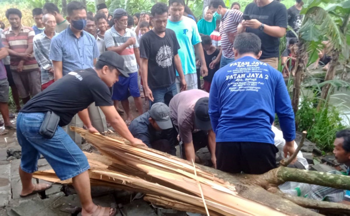 Tembok tirta wisata Peterony di Jombang ambruk menyebabkan seorang pencari tumput tewas. (foto: Polsek Peterongan for jatimnow.com)