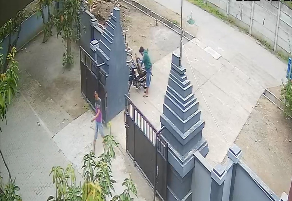Aksi pelaku saat mencuri motor tukang kebun SDN Carangrejo, Kecamatan Kesamben, Kabupaten Jombang (Foto: Tangkapan layar video CCTV)