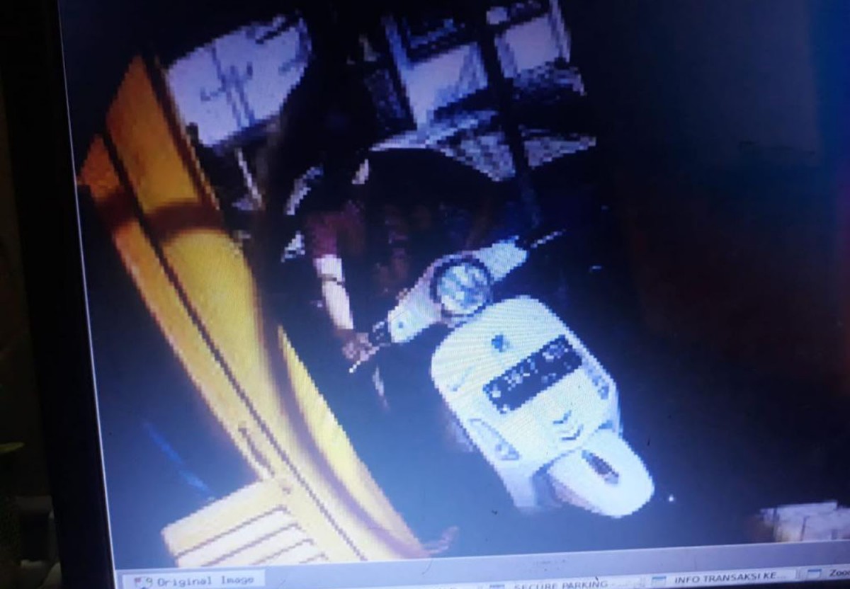 Pelaku pencurian motor Vespa Piaggio Primavera di salah satu mal di Sidoarjo (Foto: Tangkapan layar video CCTV)
