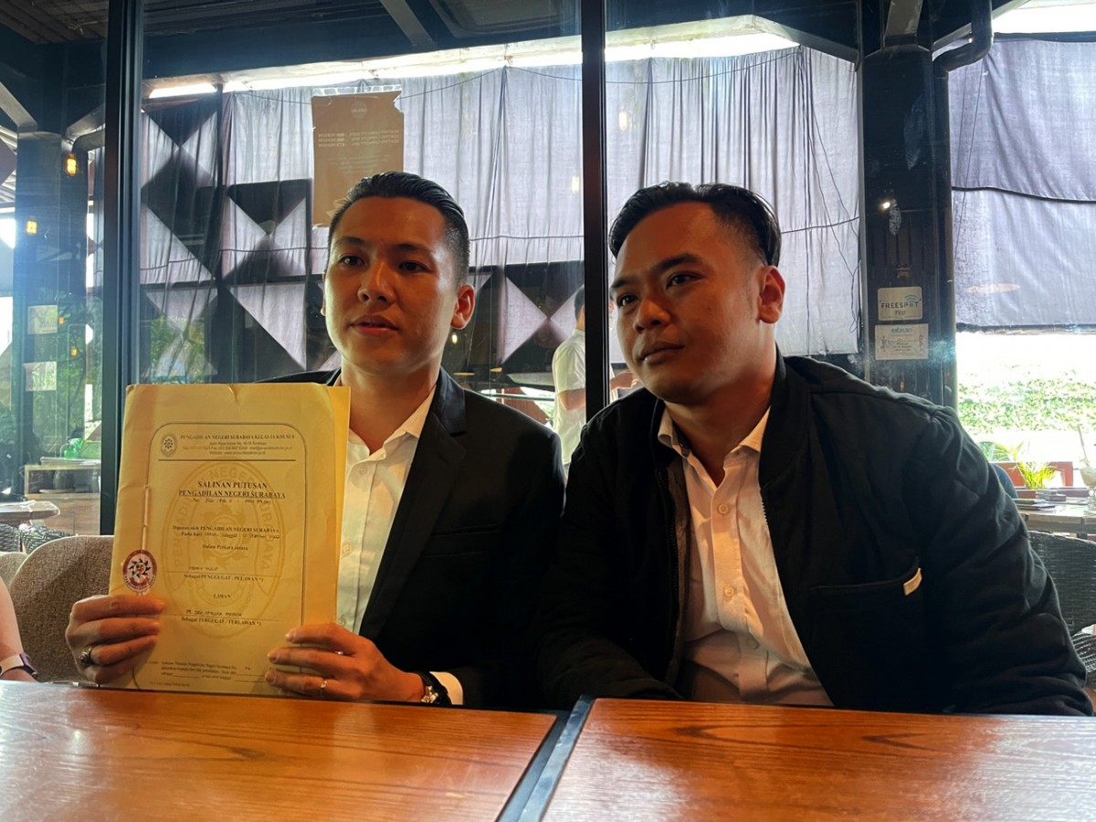 Tim kuasa hukum dr. Michael Lawanto dan dr. Farrah Raktion saat menunjukkan berkas dugaan pencemaran bau tak sedap. (foto: Zain Ahmad/jatimnow.com).