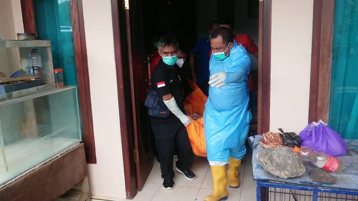 Polisi saat mengevakuasi jenazah korban. (Foto: Bramanta Pamungkas/jatimnow.com)