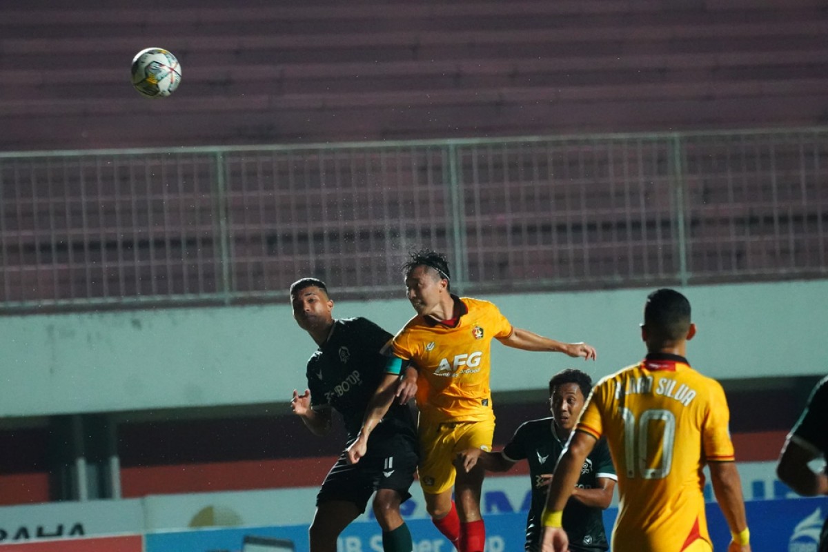 Kapten Persik Kediri Arthur Irawan berduel dengan pemain Persikabo 1973. (foto : Persik Kediri for jatimnow.com)