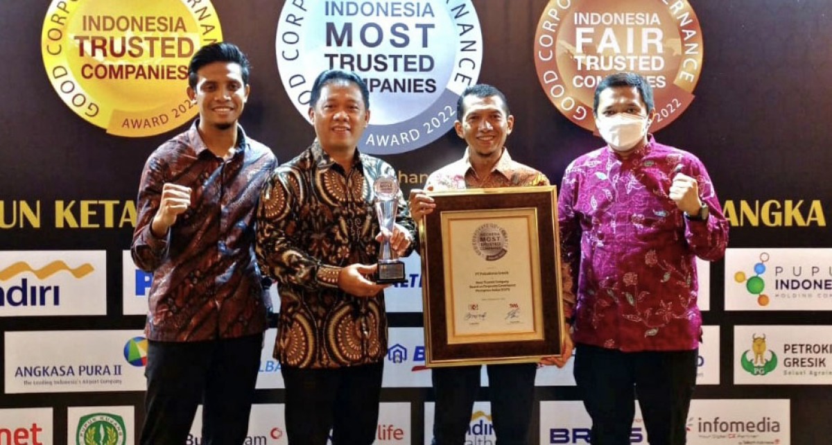 Driketur Keuangan dan Umum Petrokimia Gresik, Budi Wahju Soesilo (dua dari kiri) didampingi SVP Sekretaris Perusahaan, Yusuf Wibisono (dua dari kanan) usai menerima penghargaan Most Trusted Company. (foto: Petrokimia Gresik for jatimnow.com)