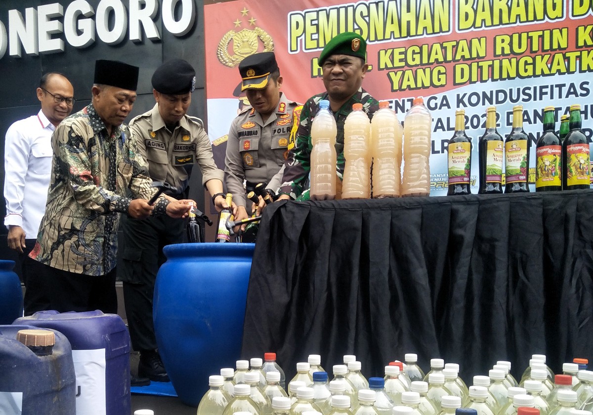 Kapolres Bojonegoro AKBP Muhammad memimpin pemusnahan ribuan liter minuman keras hasil Operasi Lilin Semeru. (foto: Misbahul munir/jatimnow.com)
