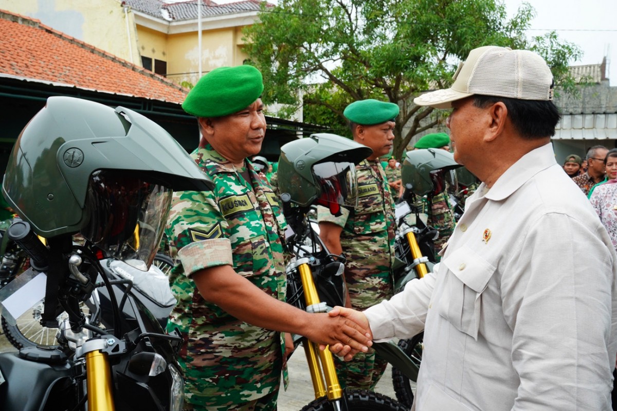 Menhan Prabowo Serahkan 20 Unit 'Motor Tempur' untuk Babinsa Indramayu