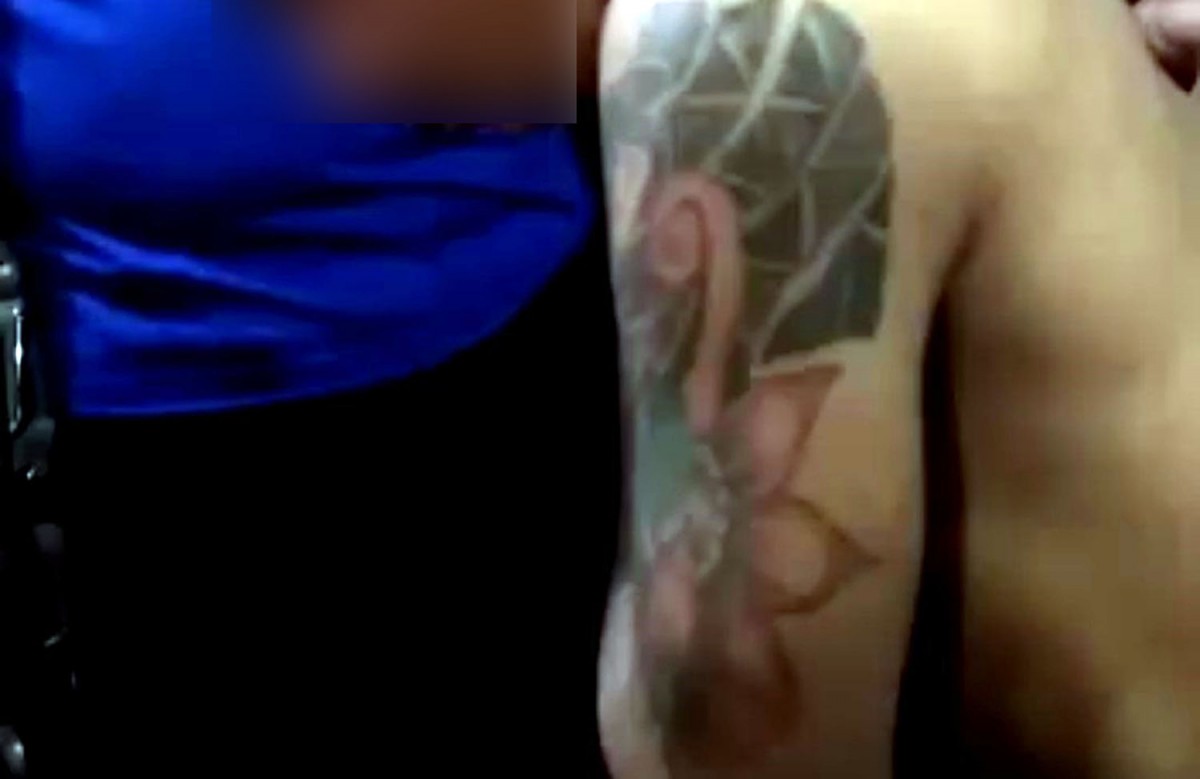 Pria bertato yang disangka telah mencuri kompor (Foto: Tangkapan layar video amatir warga)