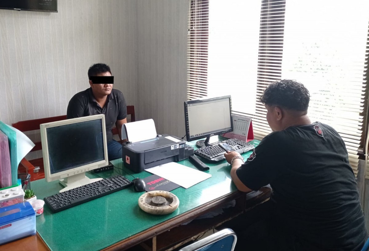 Pelaku saat dimintai keterangan oleh penyidik (Foto: Humas Polres Malang for jatimnow.com)