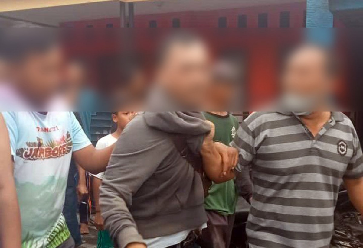 Pria yang mengaku anggota LSM diamankan warga usai tepergok mencuri tas di Sidoarjo (Foto: Usrok for jatimnow.com)