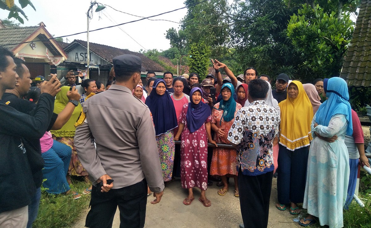 Barisan Emak - Emak di Bojonegoro Gagalkan Eksekusi Tanah Sengketa