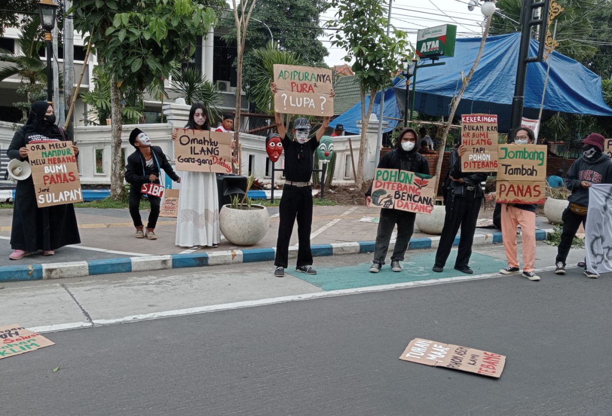 Sejumlah aktivis lingkungan hidup saat berunjuk rasa di depan kantor Pemkab Jombang. (foto: Elok APrianto/jatimnow.com)